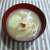 じゃがいもと油揚げと卵の味噌汁